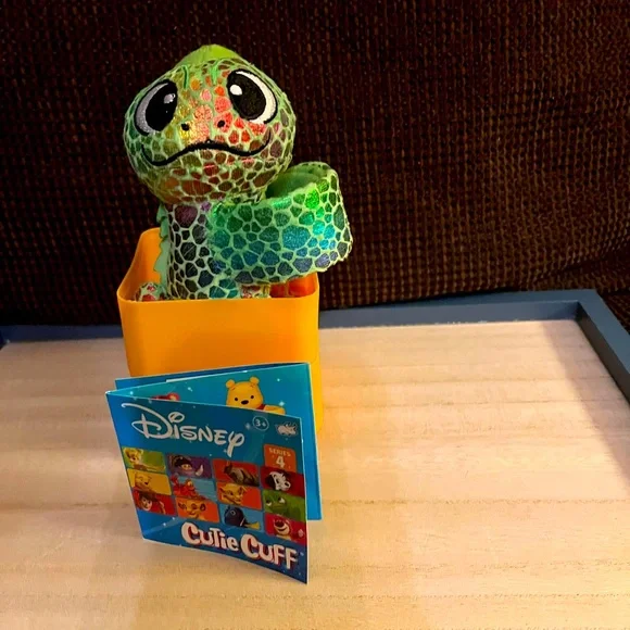 Disney Cutie Cuff - Series 4 Pascal - Picture 2 of 2